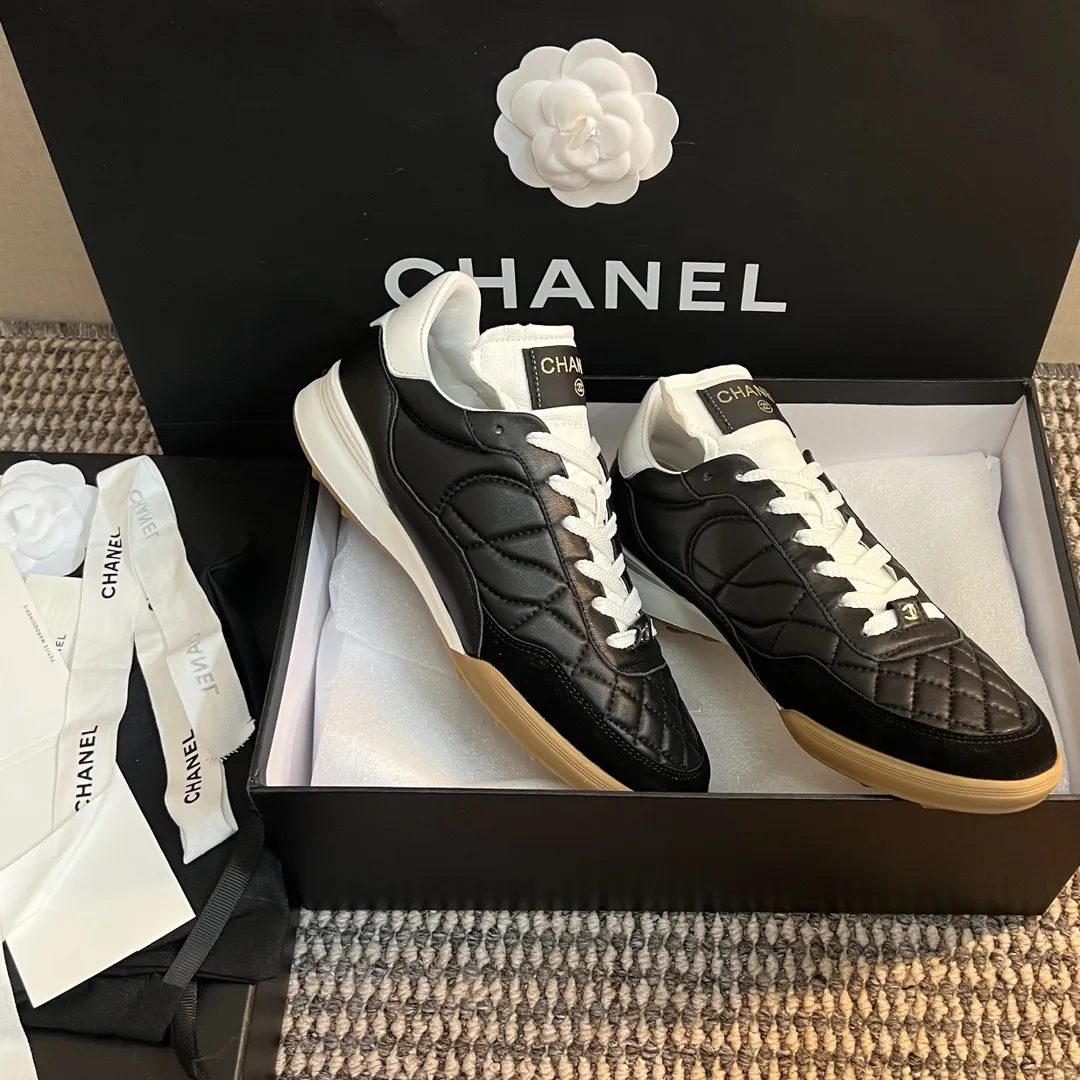 👟👟Ex-factory price 520👟👟 CHANEL 23s new spring and summer sneakers are now available❤️ Original purchased for development and production. Xiaoxiang’s casual sneakers this season have hit the Xiaohongshu INS. Various social platforms exploded like crazy! Classic design. The upper is electro-embroidered with various techniques. The outsole is fashionable and sporty. Extraordinary inclusion of a variety of panda shoe color elements. Lightweight and versatile❗️Not tired when you run wild❗️ Exquisitely packaged at the delivery counter🛍📦 ▪️Inner lining: original imported lambskin + rhombus craft ▪️Sole: original molded T👟👟Factory price U combination outsole ▪️Heel height: 2CM ▪️Size: Women's size 35-40